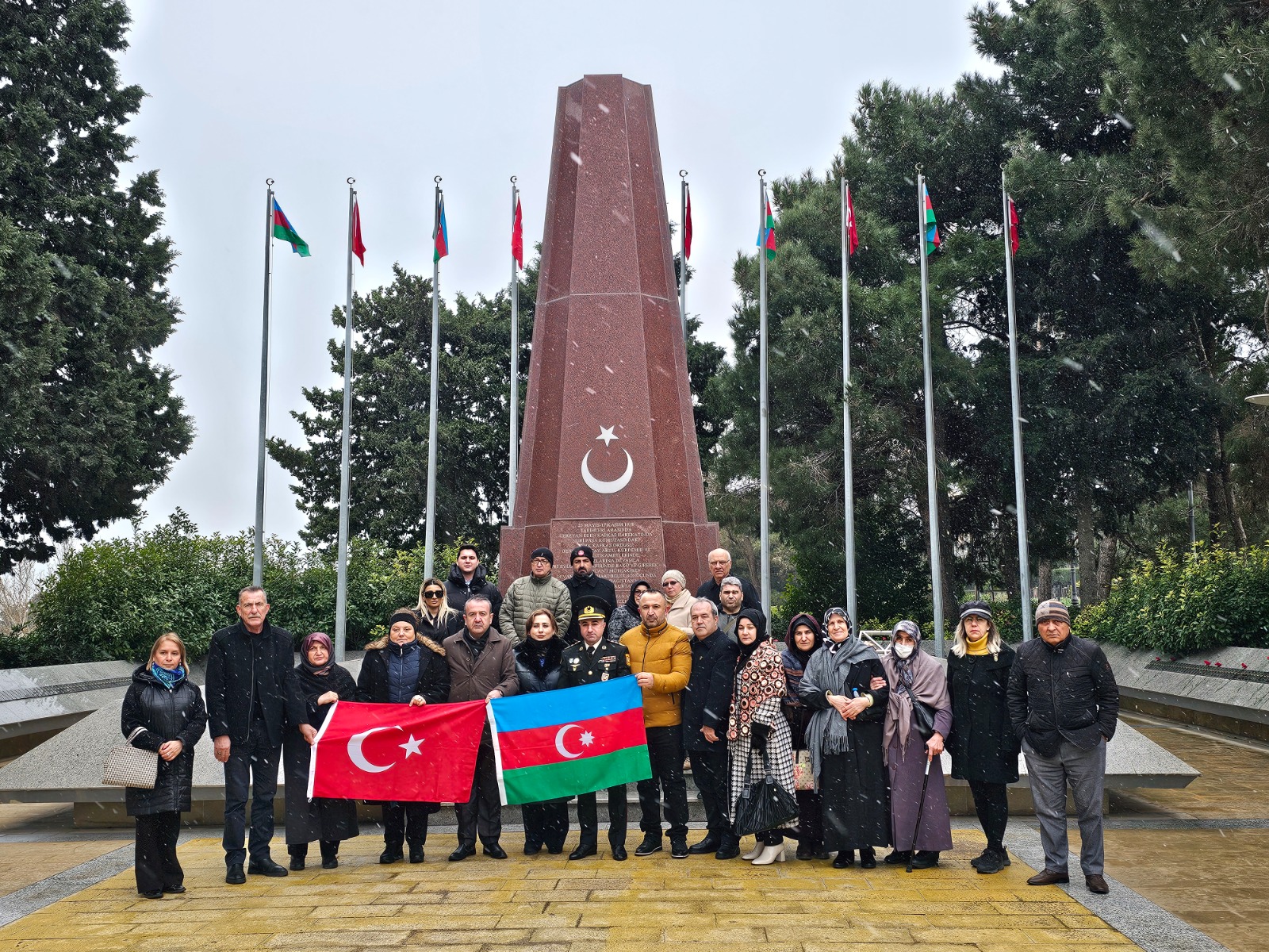“Qardaş Ailə” layihəsi çərçivəsində Azərbaycan Respublikası Müdafiə Nazirliyi və Türkiyə-Azərbaycan İş Adamları və Sənayeçiləri İctimai Birliyinin (TÜİB) birgə təşkilatçılığı ilə Türkiyənin Bursa şəhərindən 17 nəfər şəhid ailəsi üzvü Azərbaycanda səfərdədir.